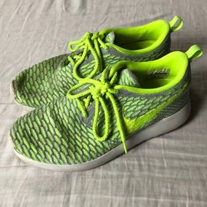 Neon green Nike roshes 💚